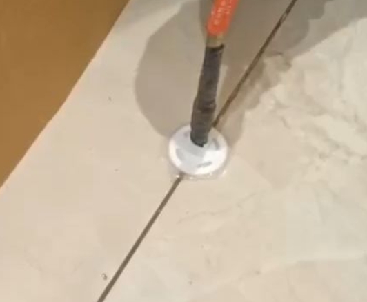 罗甸瓷砖空鼓维修公司专业解答瓷砖在铺贴过程中，如果没有涂抹均匀到位的粘结材料（如水泥砂浆或瓷砖胶），可能会导致以下问题